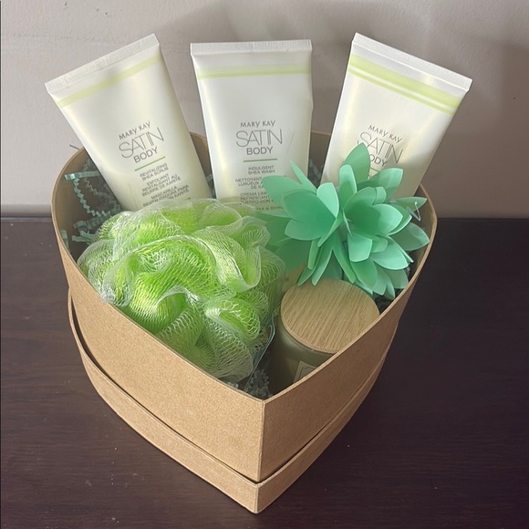 Mary Kay White and Satin Body Shea Scrub, Wash and Lotion  Set - Picture 5 of 7